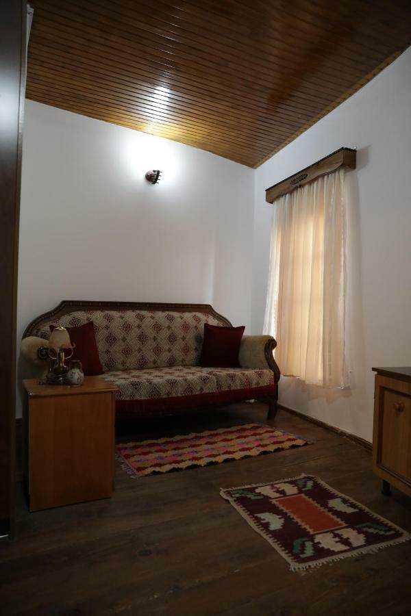 Guest House Mikel Berat Buitenkant foto